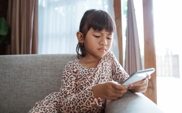 You are currently viewing How Can Your Kids Avoid Getting Text Neck Syndrome?